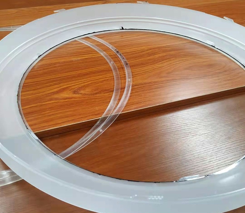 燈具是照明工具的統(tǒng)稱(chēng)，包括除光源外所有用于固定和保護(hù)光源所需的全部零部件，以及與電源連接所需的線(xiàn)路附件。在保護(hù)環(huán)境、珍惜資源的理念深入人心的今天，燈具用什么膠粘既牢固又環(huán)保？